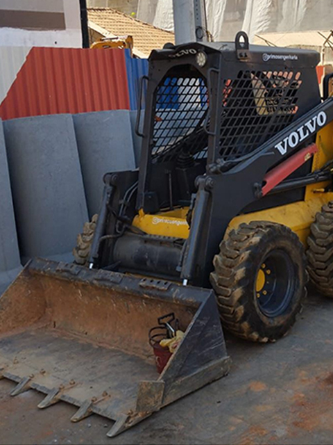 Mini carregadeira com garfo pallet