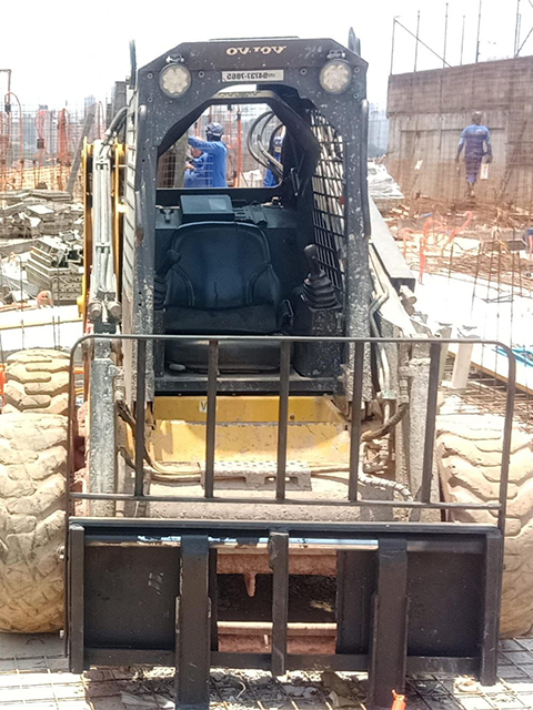 Mini carregadeira com garfo pallet
