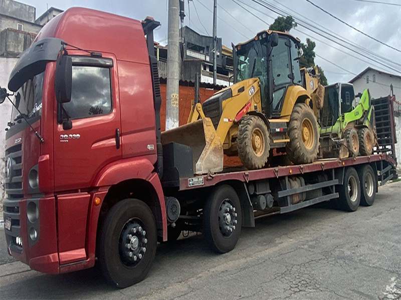 Prancha para transporte de equipamentos pesados (transportando uma retroescavadeira e uma mini carregadeira)